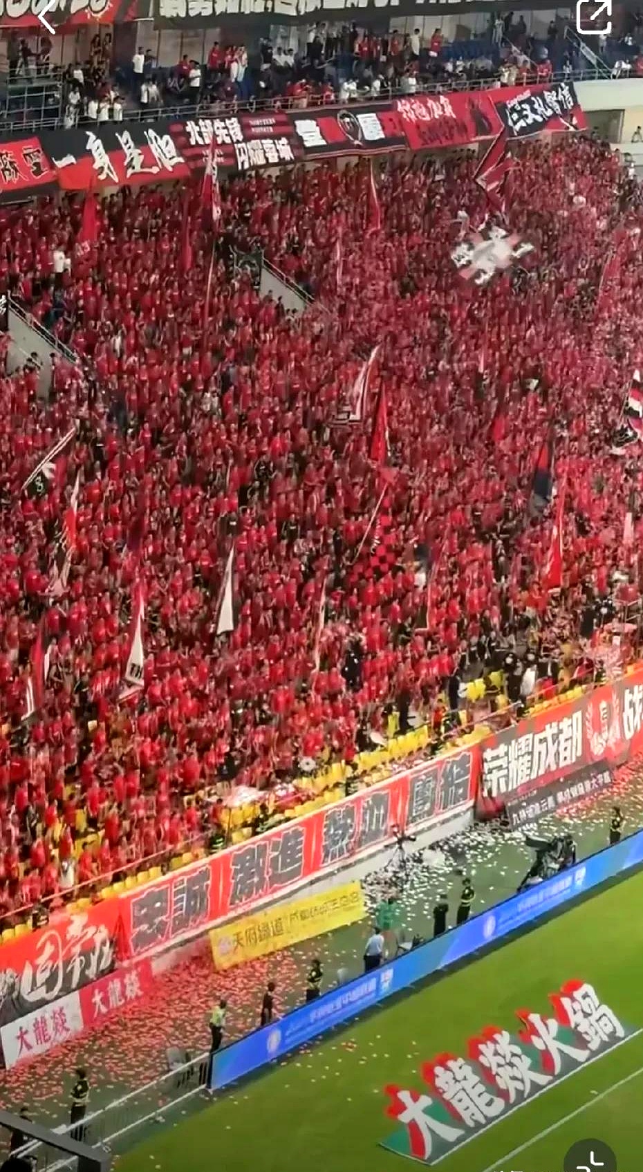 热闹足球场！球队在比赛中崭露头角